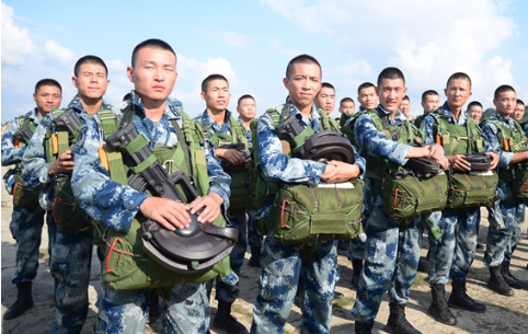 高清:“国际军事比赛-2016”：中国空降兵异国展翅