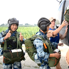 高清:“国际军事比赛-2016”：中国空降兵异国展翅