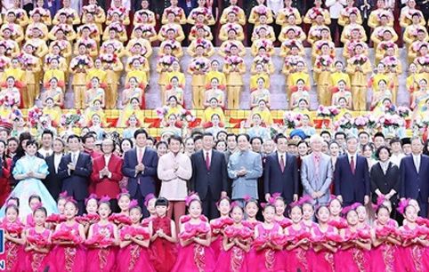 庆祝中华人民共和国成立70周年大型文艺晚会《奋斗吧 中华儿女》在京举行