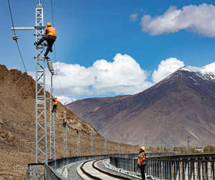 西藏拉林铁路高海拔段电气化施工有序推进