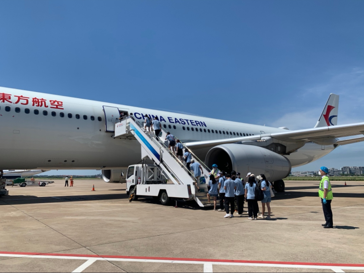 中国东航客货包机承运210人及44.5吨物资由沪援琼