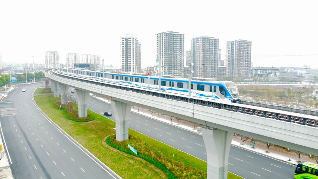 重庆：国内首条商用“双流制”铁路正式通车