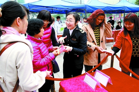 快检车2分钟知药品真伪 市民围观200假货验真假