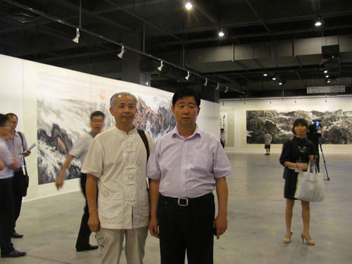 嘉宾专程与马继峰（右）院长在书画展作品前留影