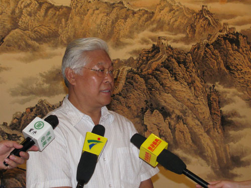 中国书画家联谊会常务副主席王子忠在展厅接收媒体采访