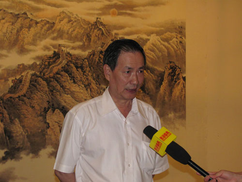 书画家代表、华光书画院副院长崔国一接收媒体采访
