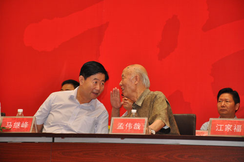 中国书画家联谊会华光书画院院长马继峰和孟老愉快的交流意见